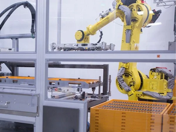 Zautomatyzowany proces pakowania urządzeń medycznych w pojemniki Utz
