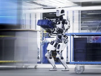 robot transportando un contenedor KLT de Utz