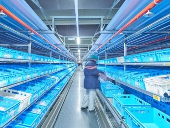 Magazyn EDEKA wypełniony pojemnikami E-Performance na mięso