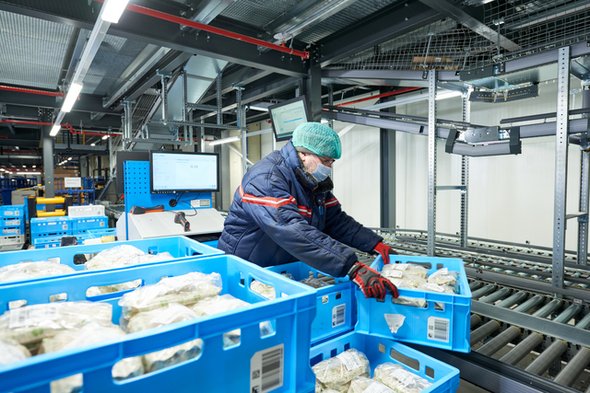Załadunek pojemników E-Performance świeżymi produktami spożywczymi