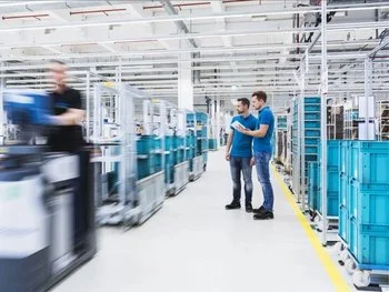 Contenedores EUROTEC apilados en el almac&eacute;n de Conrad.