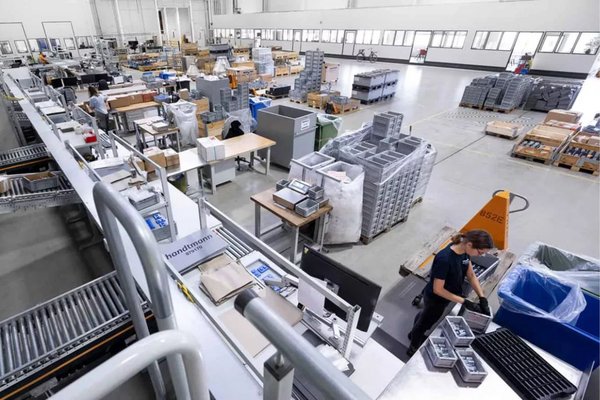 Picking stations at Handtmann