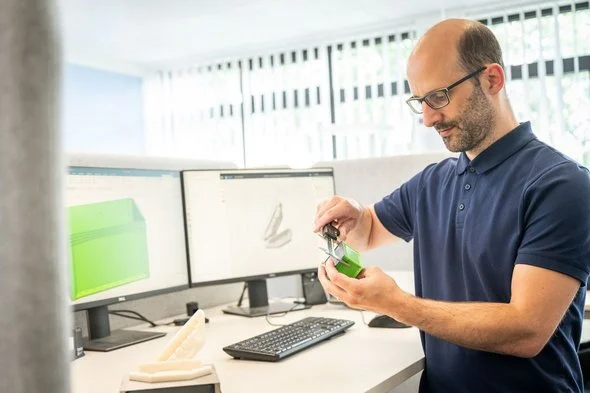 Un ingeniero de Utz prepara el diseño y el prototipo del nuevo producto