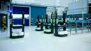 Les navettes ouvertes de KNAPP transportant des conteneurs Utz à l'usine SICK