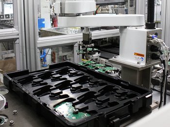 placas electrónicas colocadas en un portapiezas de Utz