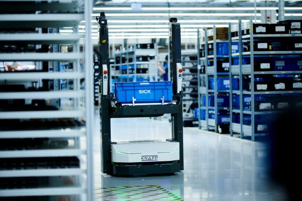 Utz containers are transported by robots at the SICK warehouse