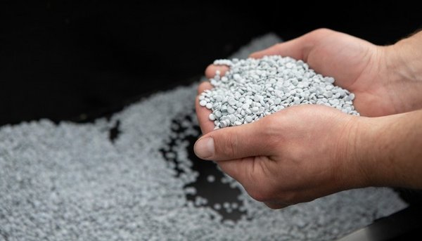 Granulat plastikowy używany do produkcji pojemnik&oacute;w
