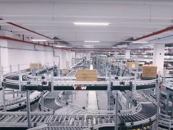 Cajas de cart&oacute;n transportadas en bandejas Utz en el almac&eacute;n de PUMA.