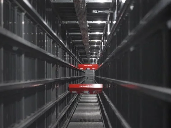 运输 Utz EUROTEC 货箱的穿梭车