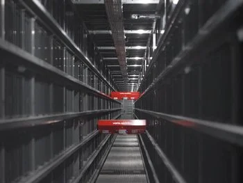 由Utz制造的EUROTEC集装箱的仓库穿梭系统